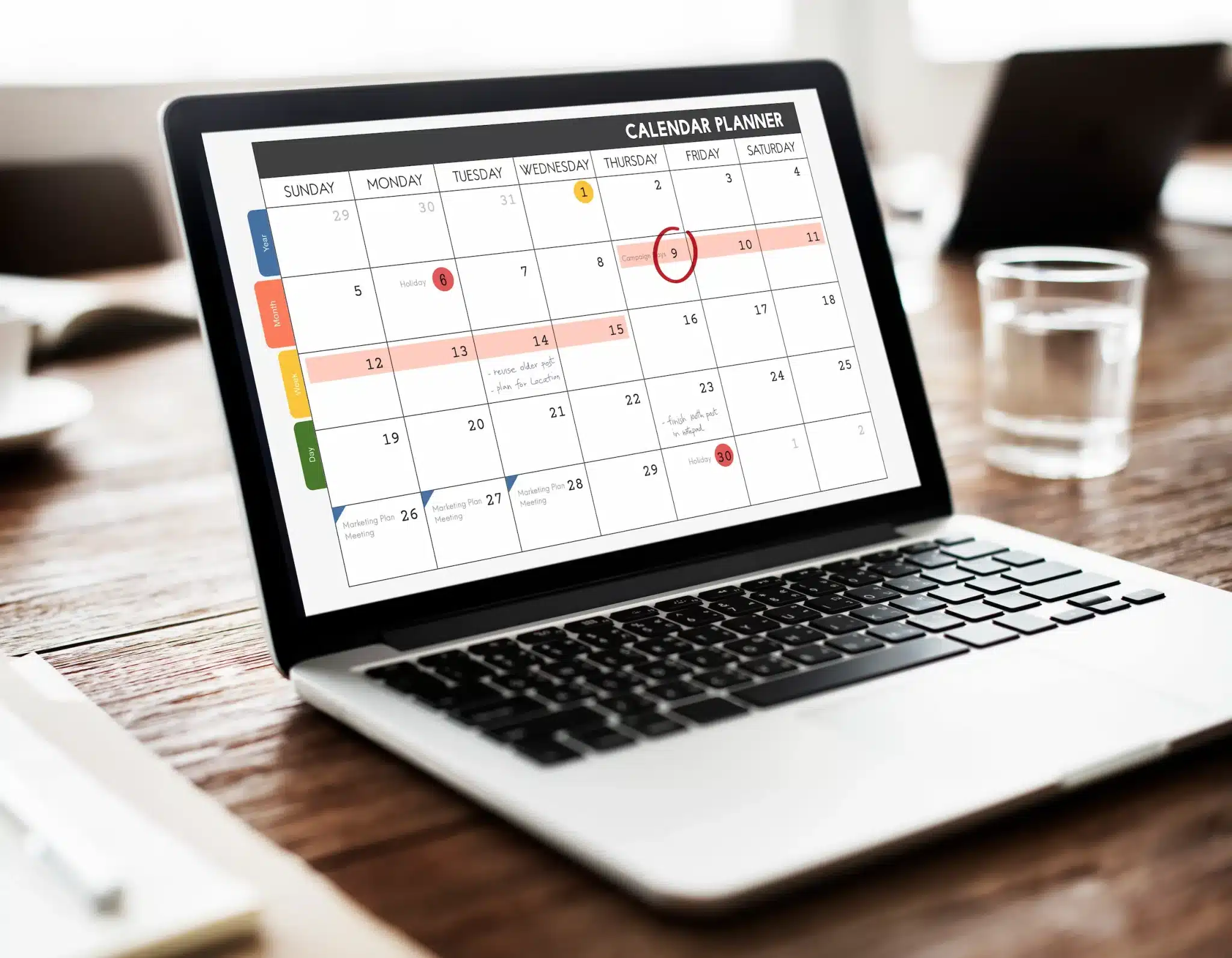 Calendário em um notebook com datas destacadas, representando o planejamento dos feriados de 2026