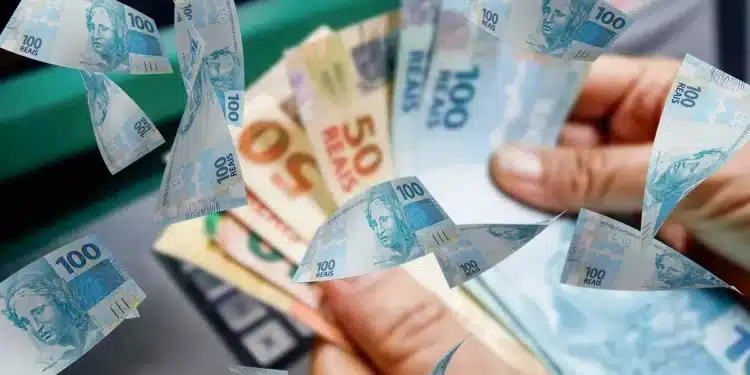Mão segurando dinheiro em reais ilustrando liberação de saque do FGTS no valor de R$ 6.220 a partir desta quinta-feira, 18 de junho.