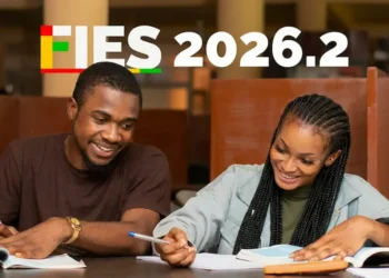 Estudantes estudando com destaque para o Fies 2026.2, em imagem sobre o calendário do processo seletivo.