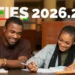Estudantes estudando com destaque para o Fies 2026.2, em imagem sobre o calendário do processo seletivo.