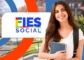 Jovem universitária sorridente segurando caderno, com identidade visual do FIES Social ao fundo, destacando abertura das inscrições de 2026.