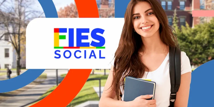 Jovem universitária sorridente segurando caderno, com identidade visual do FIES Social ao fundo, destacando abertura das inscrições de 2026.