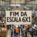 Fábrica com trabalhadores e faixa sobre o fim da escala 6x1.