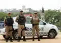 Guardas municipais do Rio de Janeiro em frente a uma viatura da corporação, representando concurso com 100 vagas para a Guarda Municipal no RJ.