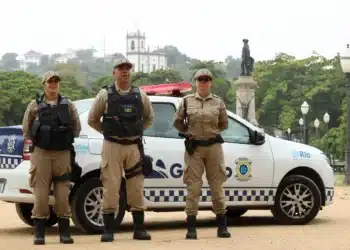 Guardas municipais do Rio de Janeiro em frente a uma viatura da corporação, representando concurso com 100 vagas para a Guarda Municipal no RJ.