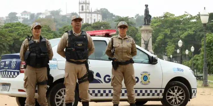 Guardas municipais do Rio de Janeiro em frente a uma viatura da corporação, representando concurso com 100 vagas para a Guarda Municipal no RJ.