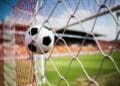 Bola na rede do gol ilustra a dúvida de português entre golaço ou golasso