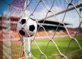 Bola na rede do gol ilustra a dúvida de português entre golaço ou golasso