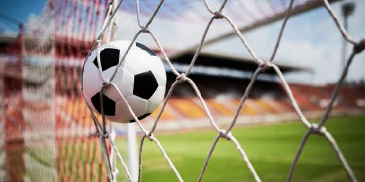 Bola na rede do gol ilustra a dúvida de português entre golaço ou golasso
