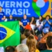 Público acompanha ação do Governo do Brasil na Rua com bandeira do Brasil em destaque durante mutirão de serviços federais.