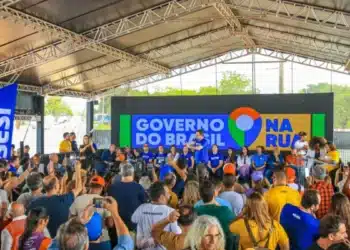 Público reunido em evento do Governo do Brasil na Rua, representando o acesso a serviços federais em Belém por meio do programa.