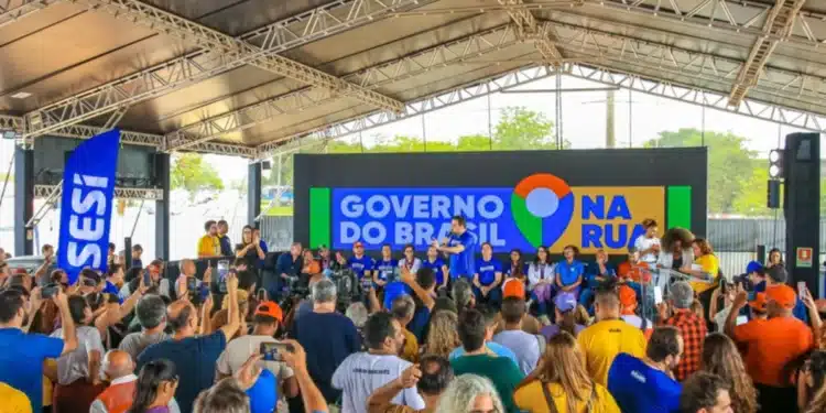 Público reunido em evento do Governo do Brasil na Rua, representando o acesso a serviços federais em Belém por meio do programa.