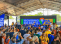 Palco com painel do Governo do Brasil na Rua reúne público em ação de serviços públicos gratuitos.