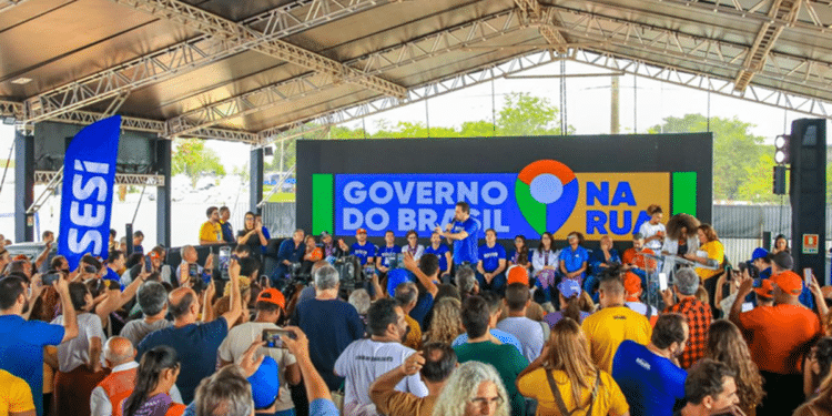 Palco com painel do Governo do Brasil na Rua reúne público em ação de serviços públicos gratuitos.