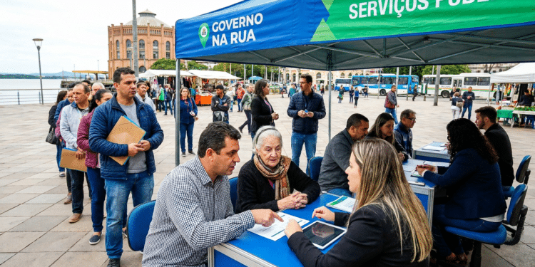 Cidadãos sendo atendidos em tendas do programa Governo na Rua em praça de Porto Alegre, com fila de pessoas aguardando serviços públicos