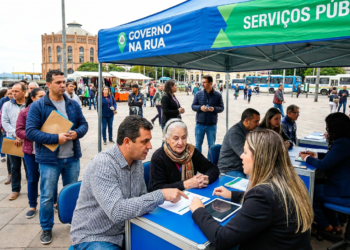 Pessoas em fila são atendidas em tenda do Governo na Rua ao ar livre