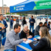 Pessoas em fila são atendidas em tenda do Governo na Rua ao ar livre