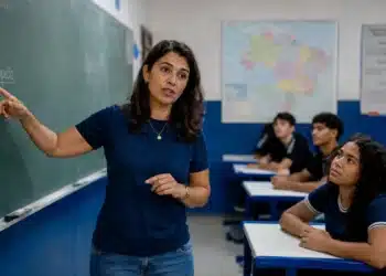 Professora explicando em sala de aula a forma correta entre hexacampeão e hexa-campeão no português