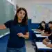 Professora explicando em sala de aula a forma correta entre hexacampeão e hexa-campeão no português