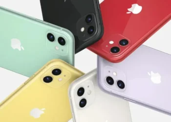 Modelos coloridos do iPhone 11 exibidos de costas, destacando o design de câmera dupla e o visual que ajudou o aparelho a permanecer relevante por anos.