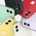 Modelos coloridos do iPhone 11 exibidos de costas, destacando o design de câmera dupla e o visual que ajudou o aparelho a permanecer relevante por anos.