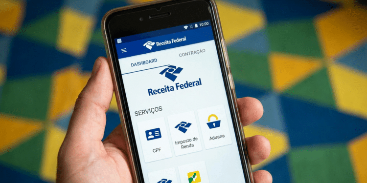 App da Receita no celular usado nos passos de consulta à restituição do Imposto de Renda