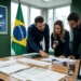 Equipe da Receita Federal analisa documentos e planilhas com lupa em escritório com bandeira do Brasil