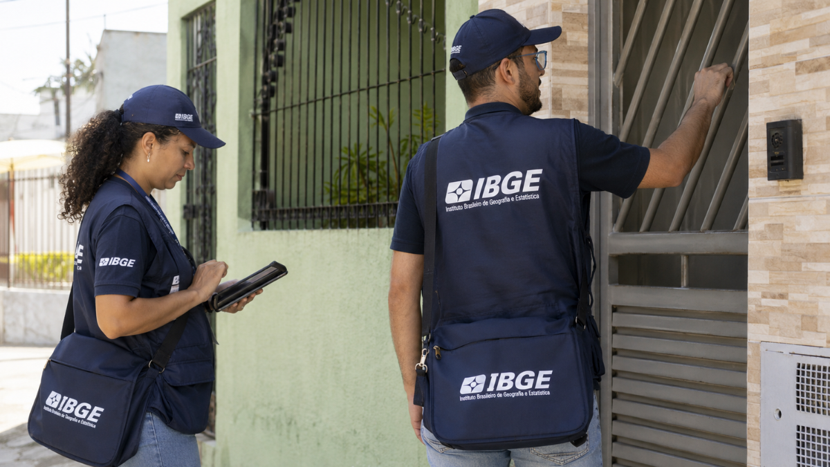 Agentes do IBGE fardados visitam uma casa durante trabalho de campo, representando processo seletivo com mais de 1.400 vagas.