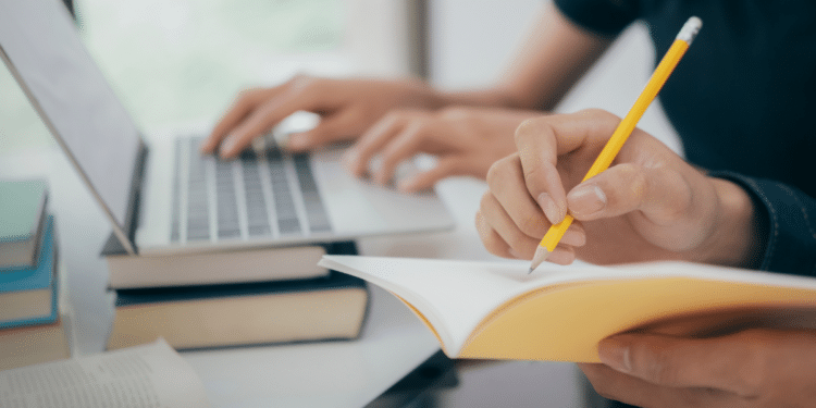 Pessoa estudando para concurso público com notebook e material de apoio, representando a preparação para o concurso da Prefeitura de Boa Esperança do Iguaçu (PR).