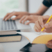 Pessoa estudando para concurso público com notebook e material de apoio, representando a preparação para o concurso da Prefeitura de Boa Esperança do Iguaçu (PR).