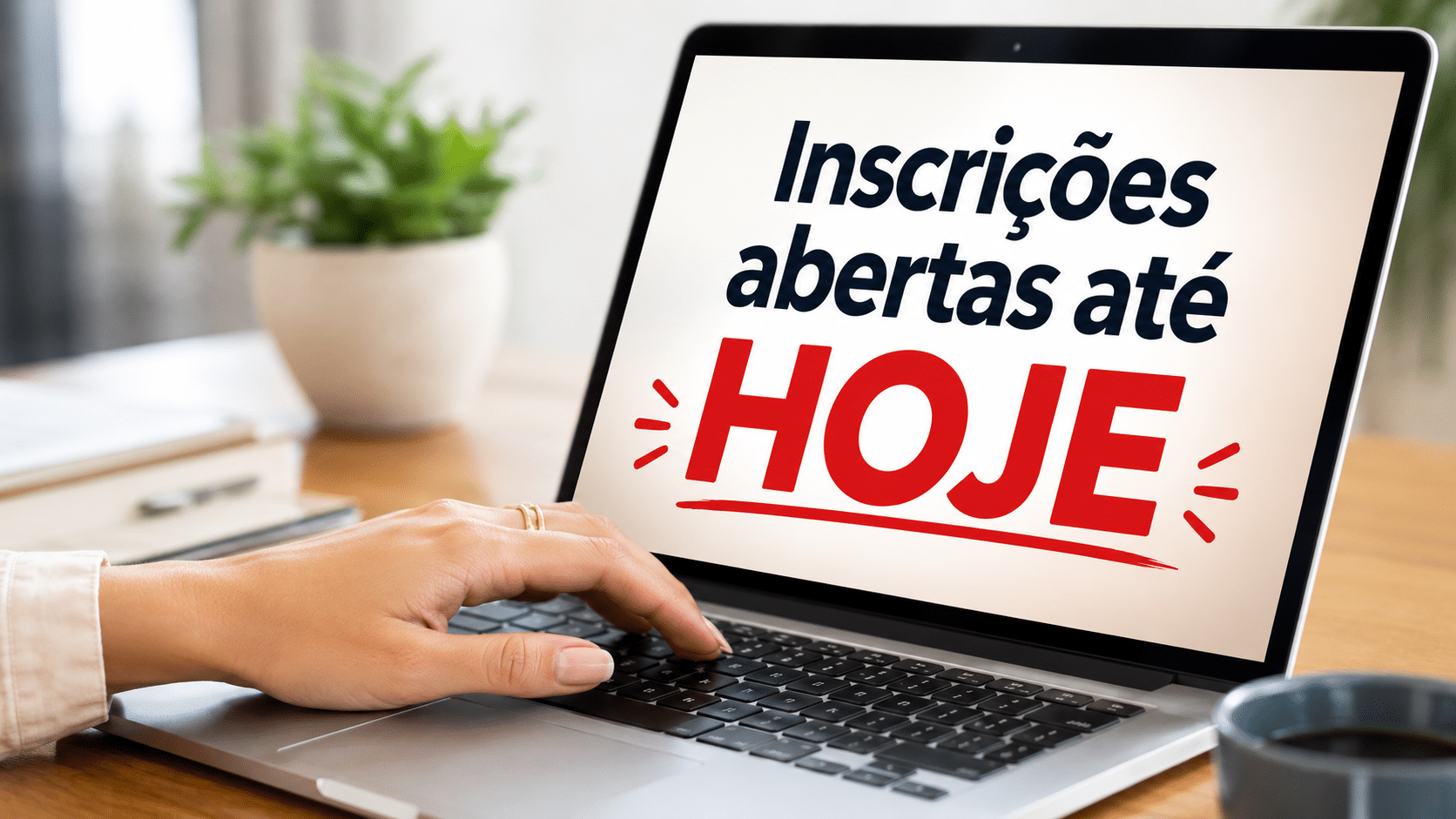 Inscrição Prefeitura Tela de notebook exibe inscrição aberta até hoje com mão digitando ao lado de planta.