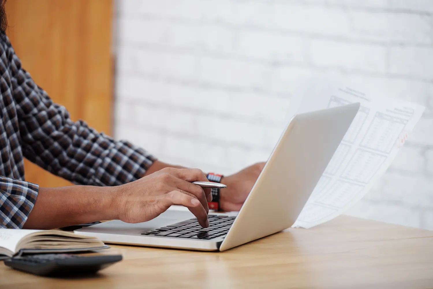Pessoa realizando inscrição online para atuar na Rede Nacional de Certificadores.