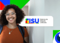 Estudante sorridente de óculos e mochila ao lado do logo do Sisu, representando as inscrições abertas para o processo seletivo de 2026