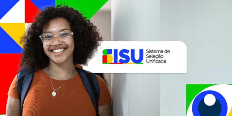 Estudante sorridente de óculos e mochila ao lado do logo do Sisu, representando as inscrições abertas para o processo seletivo de 2026