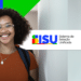 Estudante sorridente de óculos e mochila ao lado do logo do Sisu, representando as inscrições abertas para o processo seletivo de 2026