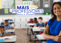 Professora sorri em sala ao lado da marca Mais Professores para o Brasil, ligada às inscrições da PND 2026