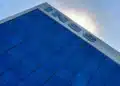 Prédio institucional do INSS com fachada moderna de vidro azul, representando mudanças voltadas à inclusão de processos e à agilidade na análise de benefícios.