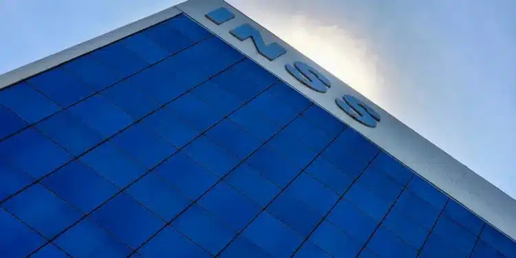 Prédio institucional do INSS com fachada moderna de vidro azul, representando mudanças voltadas à inclusão de processos e à agilidade na análise de benefícios.