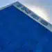 Prédio institucional do INSS com fachada moderna de vidro azul, representando mudanças voltadas à inclusão de processos e à agilidade na análise de benefícios.