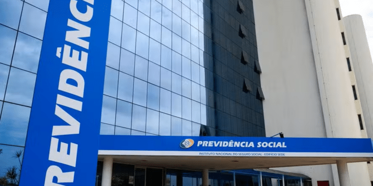 Fachada do prédio do INSS com letreiro azul "Previdência Social" e vidros espelhados em Brasília