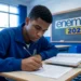Estudante escreve em sala de aula durante preparação para interpretação de textos no Enem 2026.