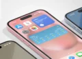 Smartphone exibindo tela inicial do iPhone com widgets e aplicativos, simbolizando a liberação de lojas de apps alternativas após acordo entre Cade e Apple no Brasil.
