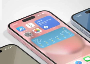 Smartphone exibindo tela inicial do iPhone com widgets e aplicativos, simbolizando a liberação de lojas de apps alternativas após acordo entre Cade e Apple no Brasil.