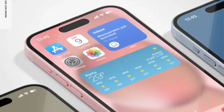 Smartphone exibindo tela inicial do iPhone com widgets e aplicativos, simbolizando a liberação de lojas de apps alternativas após acordo entre Cade e Apple no Brasil.