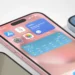 Smartphone exibindo tela inicial do iPhone com widgets e aplicativos, simbolizando a liberação de lojas de apps alternativas após acordo entre Cade e Apple no Brasil.