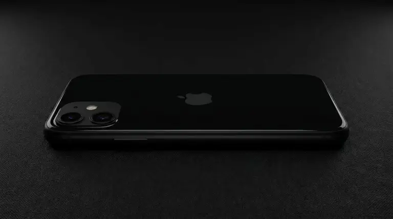 iPhone 11 preto visto de costas sobre fundo escuro, representando sua longa vida útil com suporte ao iOS 27 em 2026.