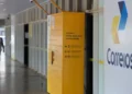 Unidade dos Correios com locker amarelo para retirada de encomendas em destaque, relacionada ao resultado do processo seletivo de 2026.