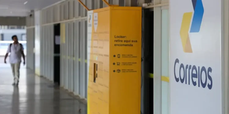 Unidade dos Correios com locker amarelo para retirada de encomendas em destaque, relacionada ao resultado do processo seletivo de 2026.