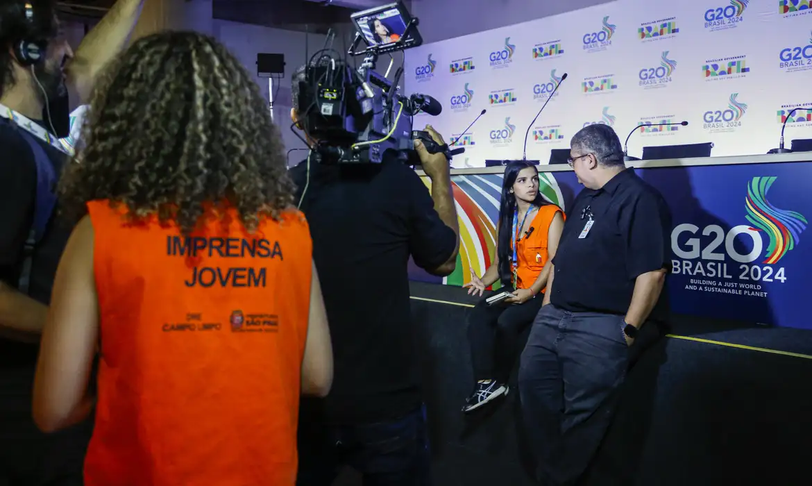 Lei do Jovem Aprendiz permanece após veto ao Contrato do Primeiro Emprego Jovens aprendizes de imprensa trabalhando em cobertura jornalística, modalidade garantida pela Lei do Jovem Aprendiz