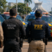 Policiais e bombeiro militar de costas em frente a viaturas, representando votação sobre idade máxima em concursos públicos.